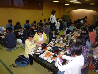 体験学習を無事終え，札幌入りしました。 夕飯は，蟹やジンギスカンを堪能しました。 全員無事ホテルに到着しました。