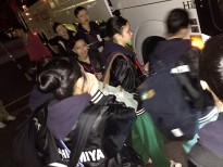 バスに乗る(外はまだ暗い)