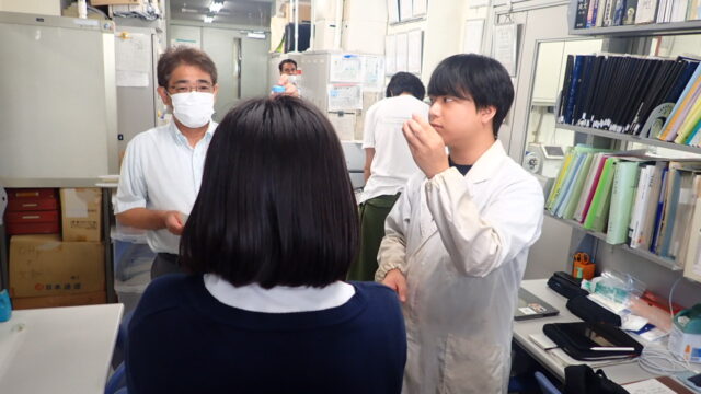 岡山大学 内田 哲也 先生 のご指導でキトサンナノファイバーを観察することができました。