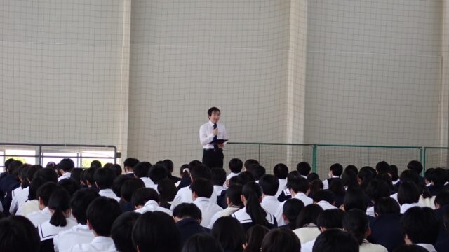 1年生学年集会を行いました。
