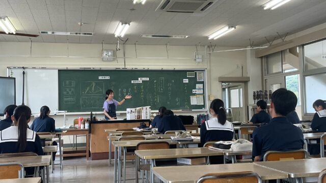 第8回探究チャレンジ（2年生 書道Ⅱ 行灯づくり）