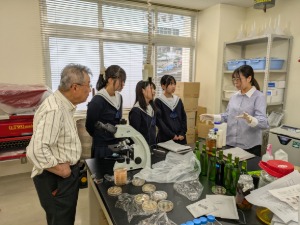岡山理科大学の金子 明裕 教授に野生酵母の単離方法を学びました。