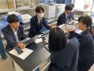 【課題探究＋理数探究】学年を超えて学びがつながる瞬間― 2年生×3年生 引き継ぎ会を実施 ―